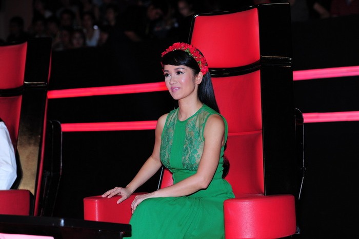 "Bống" Hồng Nhung xuất hiện nổi bật với đầm xanh.